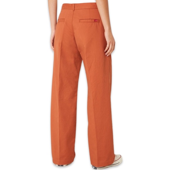 Levi’s Premium Baggy Trousers in Baked Clay Twill - Brown - Picture 4 of 11